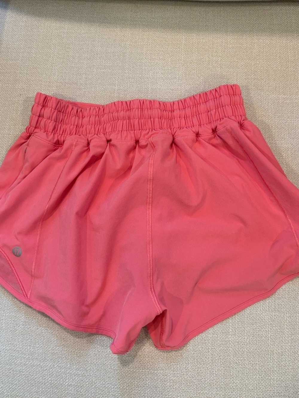 Lululemon Women’s Hotty Hot Low Rise Shorts 2.5 in Coral - size 4 - Picture 2 of 9